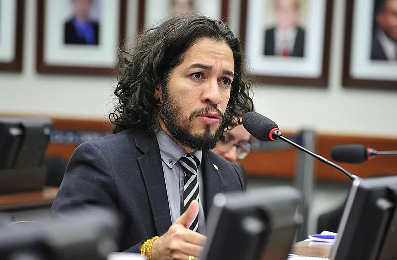 Jean Wyllys anuncia retorno à política e mira vaga na Câmara