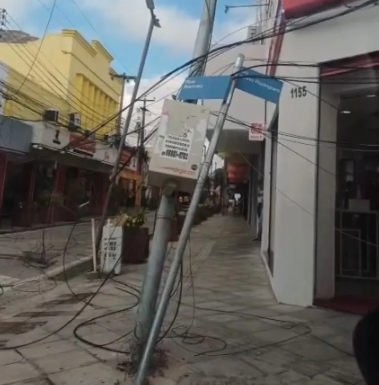 Caminhão derruba fios e deixa Centro de Teresina sem energia e semáforo