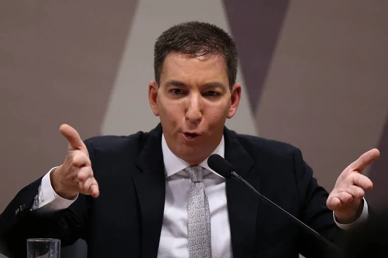 Glenn Greenwald critica STF e diz que democracia vira “ilusão” sem Flávio Bolsonaro nas eleições