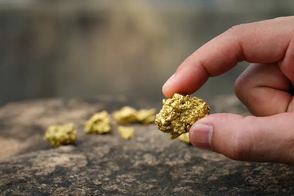 Ouro atinge recorde histórico e mantém alta estável