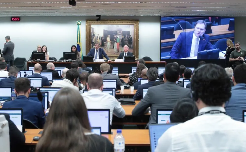 CCJ aprova PEC que acaba com jornada 6x1 e proposta avança na Câmara
