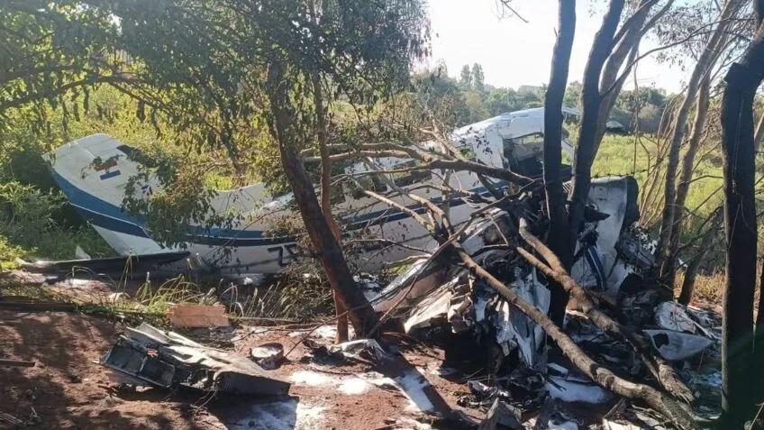 Paraguai: avião transportando milhões de dólares cai e população saqueia 