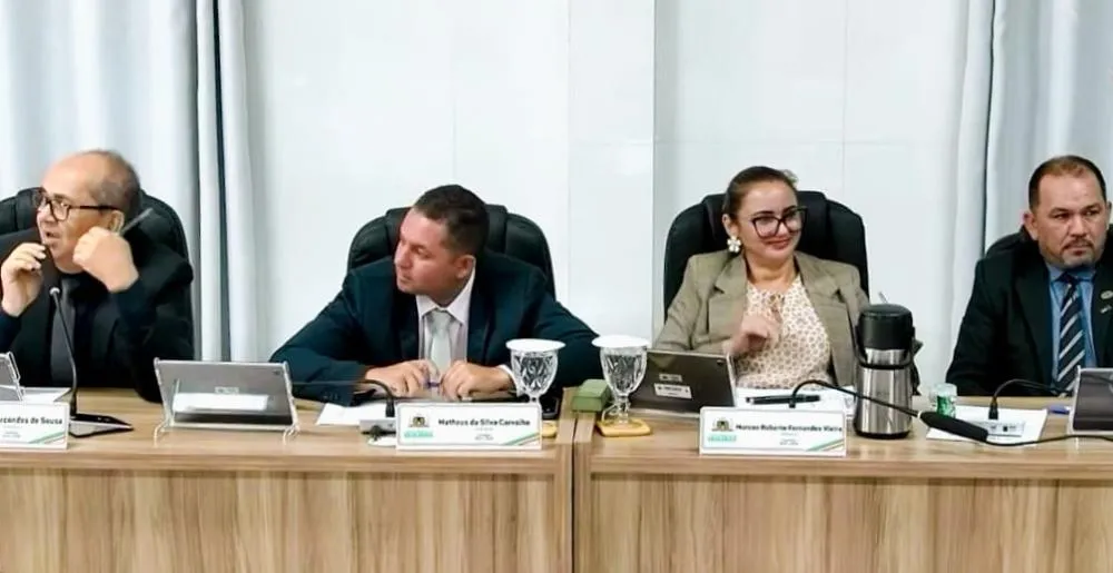 Do plenário ao constrangimento: gesto obsceno escancara crise no debate político; vídeo