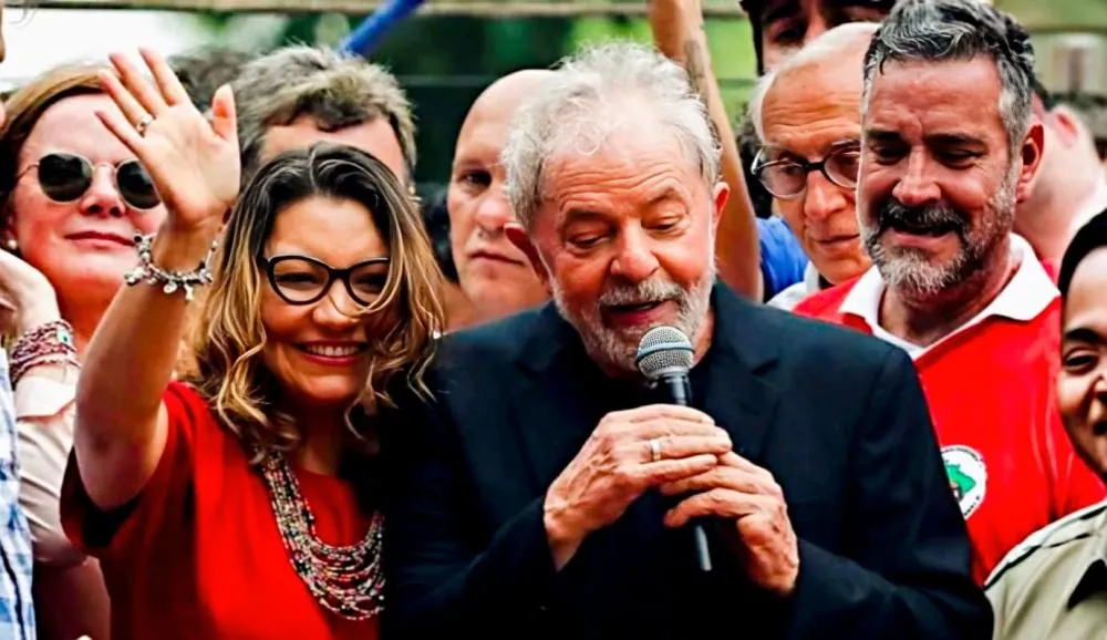 Sinal amarelo: eleitorado feminino recua e acende alerta para Lula