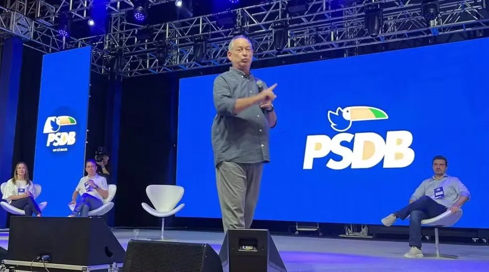 Ciro critica cenário político e avalia convite do PSDB para presidência
