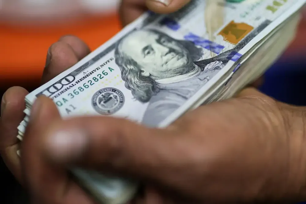 Brasileiros batem recorde de gastos no exterior com dólar mais baixo