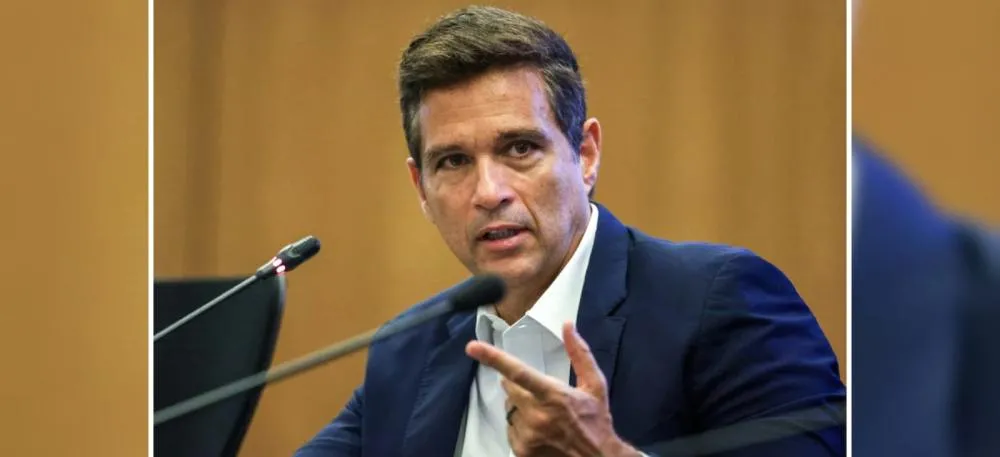 Campos Neto alerta para impacto das apostas esportivas no Brasil e aumento da inadimplência entre famílias de baixa renda