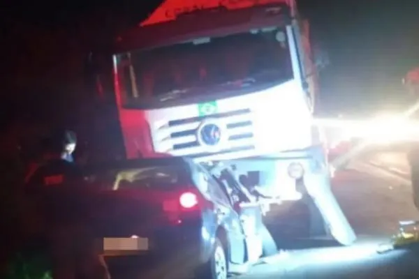 Colisão entre carro e caminhão de lixo mata dois na BR-343, em Altos