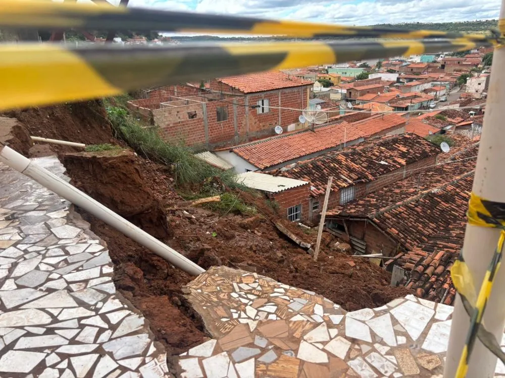 Vazamento de água provoca deslizamento e atinge famílias em Picos