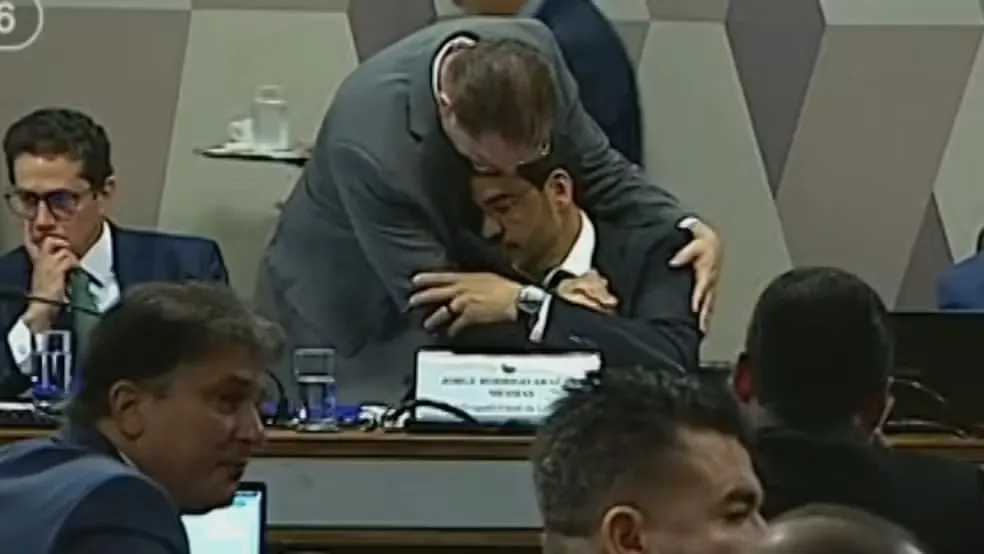 Abraço da direita na esquerda