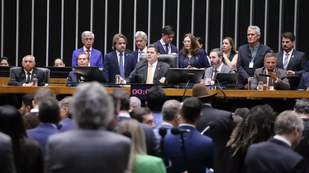 Câmara derruba veto de Lula e reacende debate sobre penas do 8 de janeiro