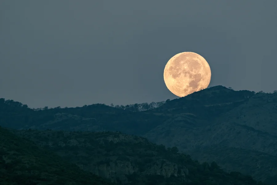 Lua cheia das Flores ilumina o céu: entenda o significado e quando observar
