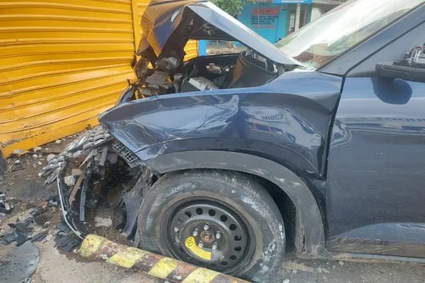 Carro invade canteiro e bate contra loja no bairro Piçarra, em Teresina