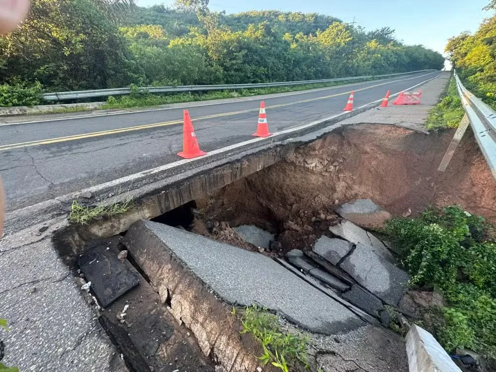 BR-343 segue interditada parcialmente após cratera e trânsito controlado