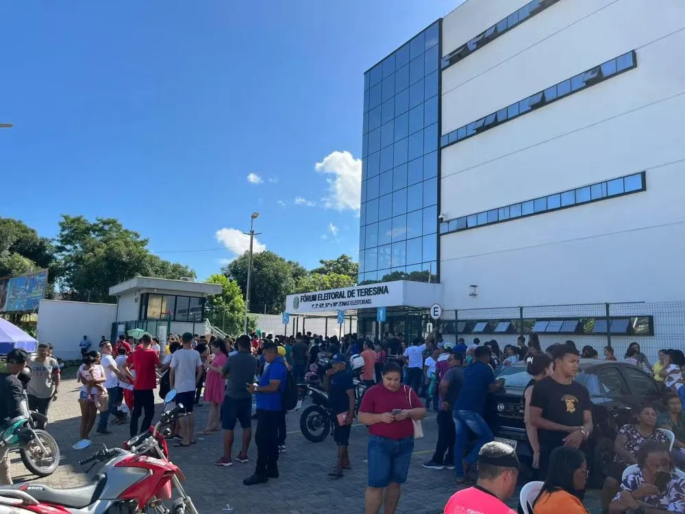 Filas crescem no fim do prazo eleitoral em Teresina