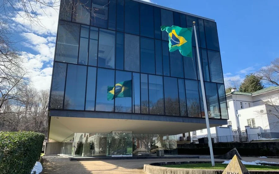 Lula imita Bolsonaro e troca hotel de luxo pela residência oficial da embaixada brasileira em Washington