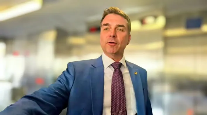 Flávio Bolsonaro mira hegemonia conservadora e fala em enterrar a esquerda por décadas