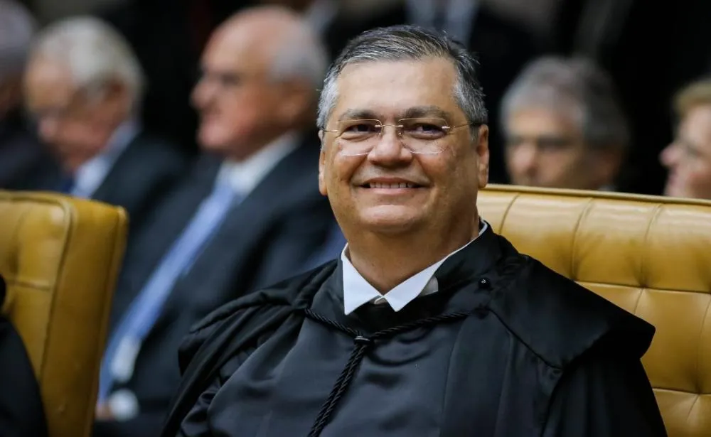 Flávio Dino segue Moraes em voto que condena idosa a 17 anos de prisão e multa de R$ 30 milhões