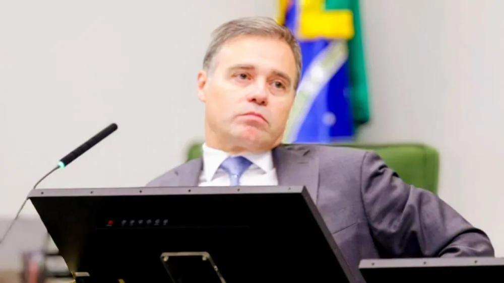 “Incômodo” de André Mendonça com troca de delegado da PF amplia repercussão sobre investigação de Lulinha