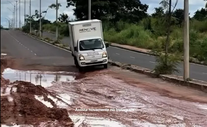 Cratera engole Avenida José Soares e escancara abandono da zona Sul de Teresina