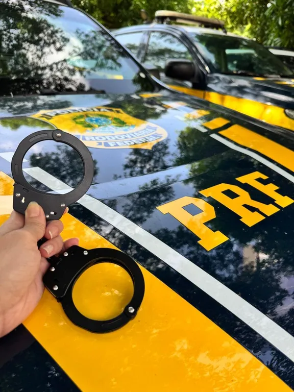 PRF flagra documento falso e prende motorista durante fiscalização em Picos