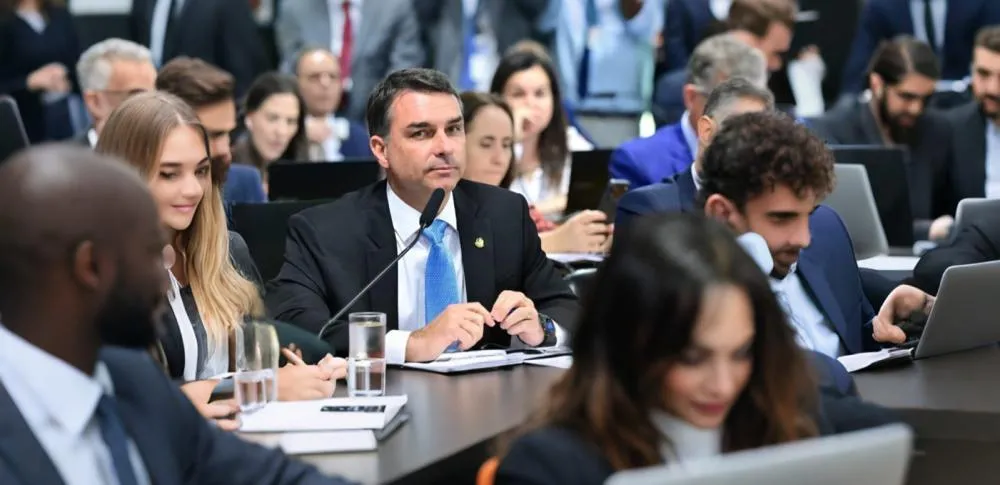 Pesquisa, narrativa e guerra política: o embate entre Flávio Bolsonaro, Lula e o vazamento do caso Vorcaro