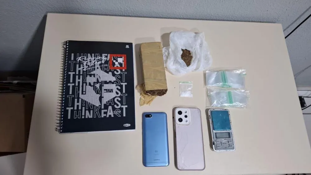 Mulher é detida com maconha, cocaína e anotações do tráfico no interior