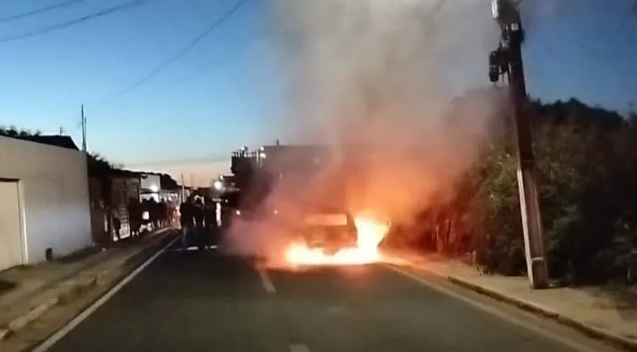 Veículo de padre pega fogo em avenida de Água Branca