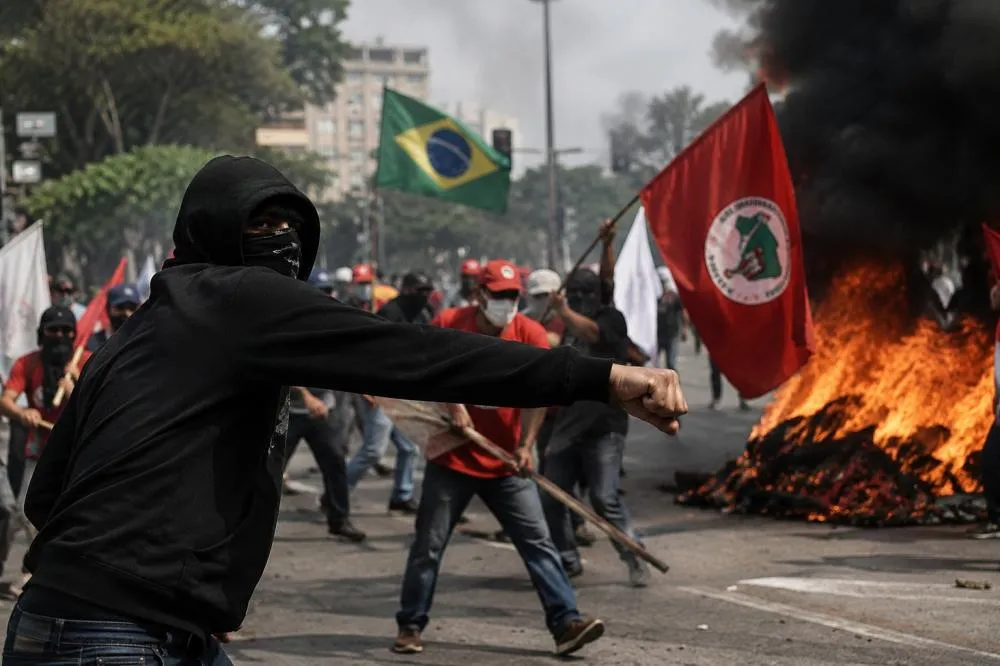 Seria o esquerdismo uma doença mental? Estudos e teorias reacendem debate explosivo sobre comportamento político