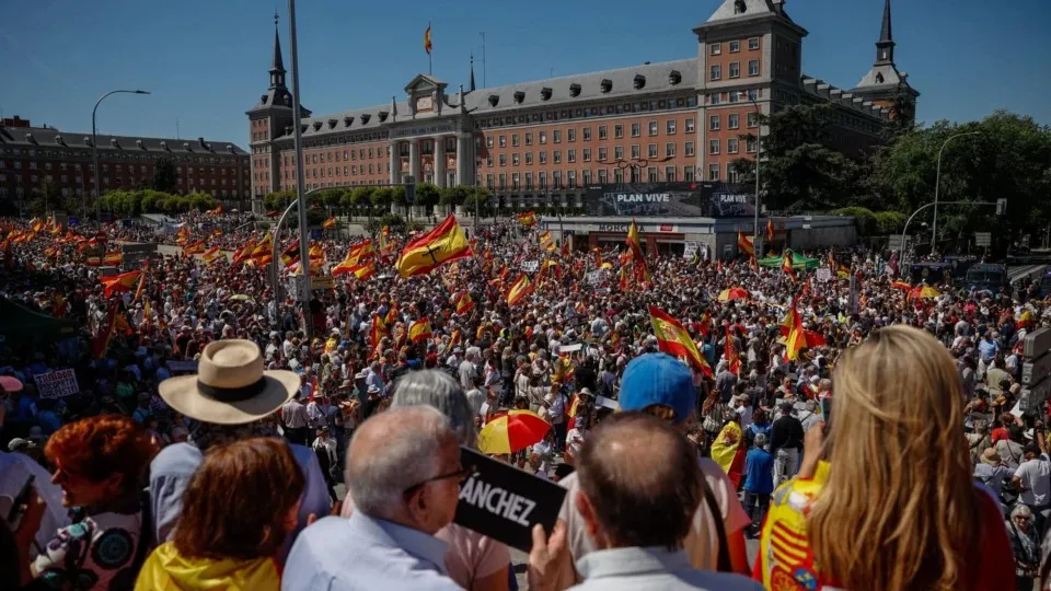 Espanhóis vão às ruas contra a “máfia socialista” e pedem renúncia de Pedro Sánchez