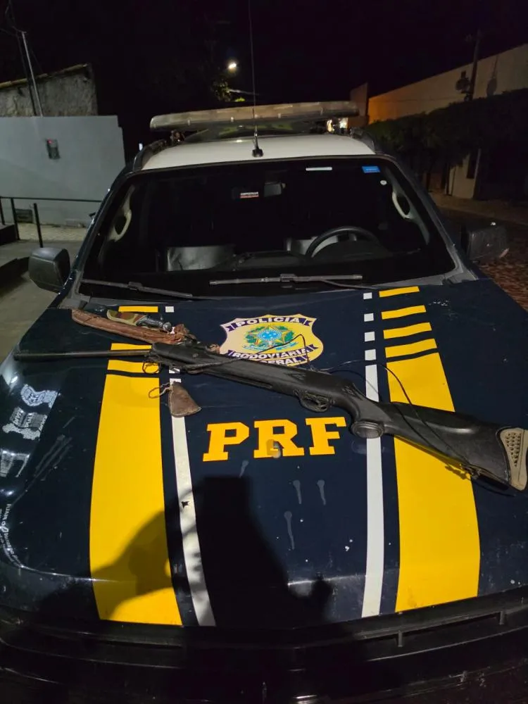 PRF apreende pistola .40 e espingarda durante fiscalizações no Piauí