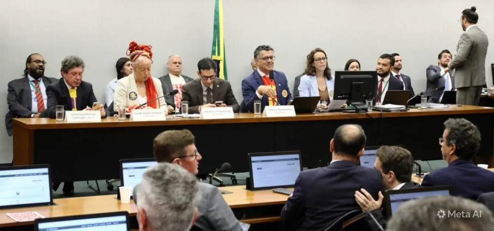 Câmara aprova fim da escala 6x1 e PEC avança em meio à guerra política no Congresso