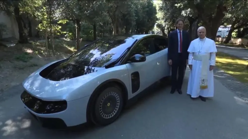 Ferrari apresenta primeiro superesportivo elétrico ao papa