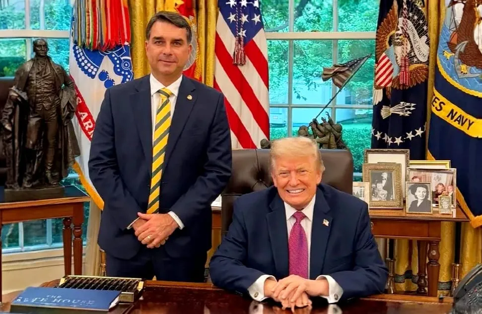 Negacionismo, bolhas ideológicas e a tentativa de minimizar reunião de Flávio Bolsonaro e Donald Trump