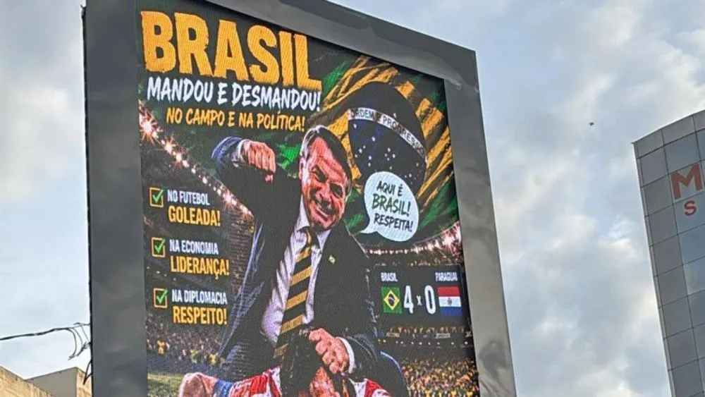 Painéis com imagem de Bolsonaro geram revolta no Paraguai e levantam suspeita de ataque hacker