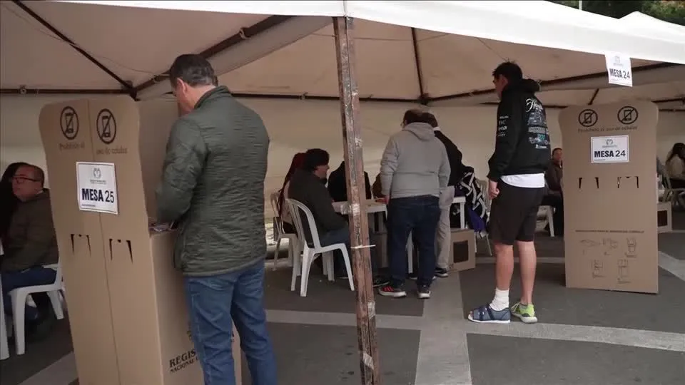 Colômbia vai às urnas em eleição marcada por violência, polarização e disputa entre esquerda e direita