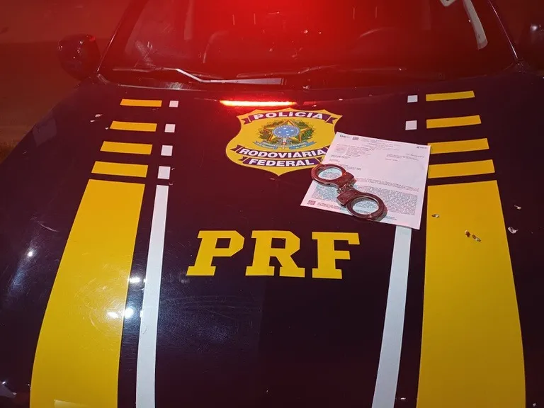 Homem com mandado de prisão por homicídio é preso pela PRF durante fiscalização na BR-343