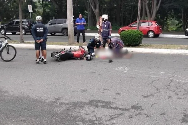 Acidente na Avenida Raul Lopes deixa motociclista idoso gravemente ferido