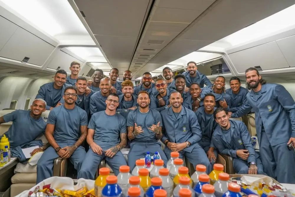 Seleção Brasileira chega aos Estados Unidos e adota cautela sobre favoritismo na Copa